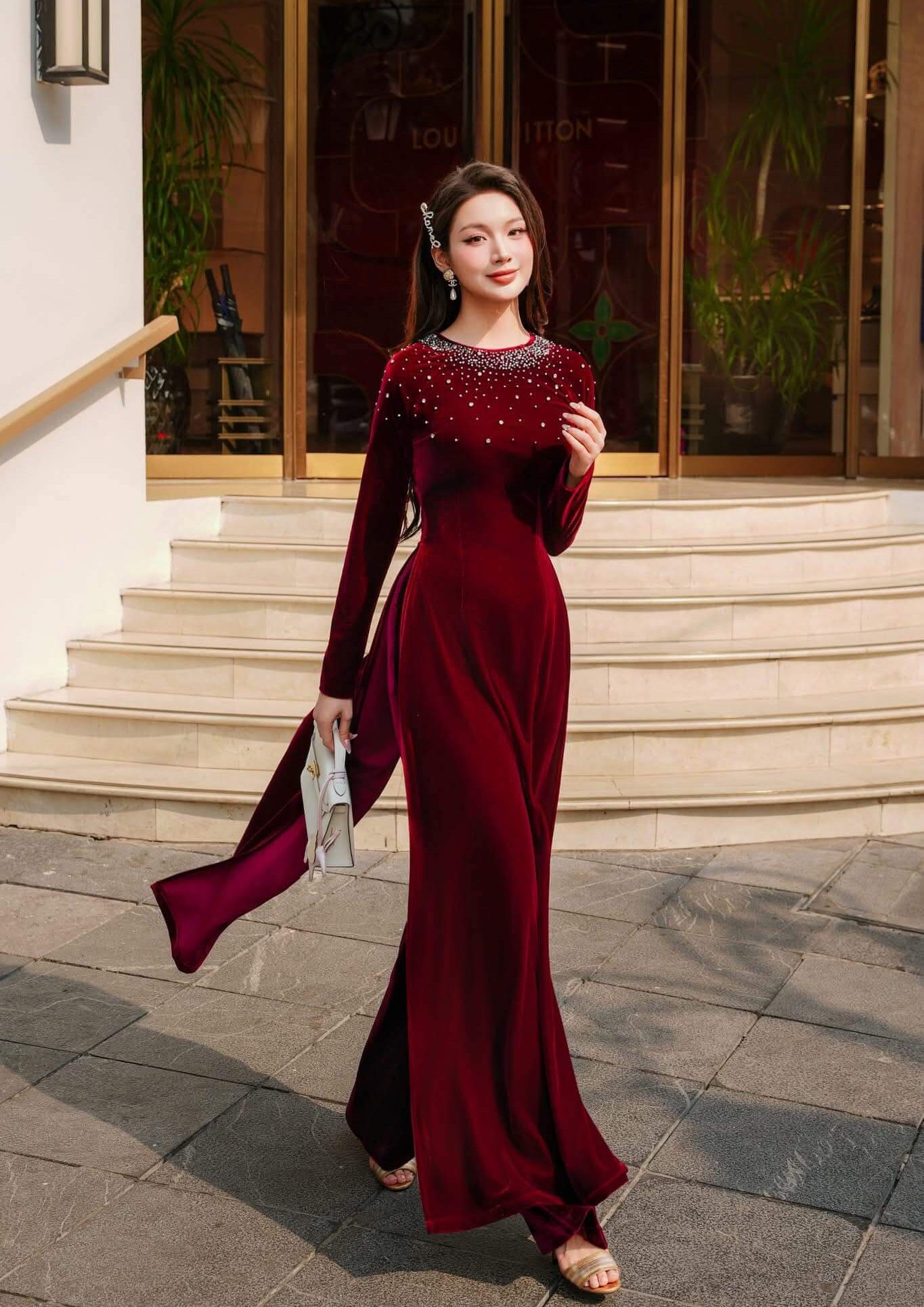 Áo dài ăn hỏi bằng nhung cho mẹ cô dâu 