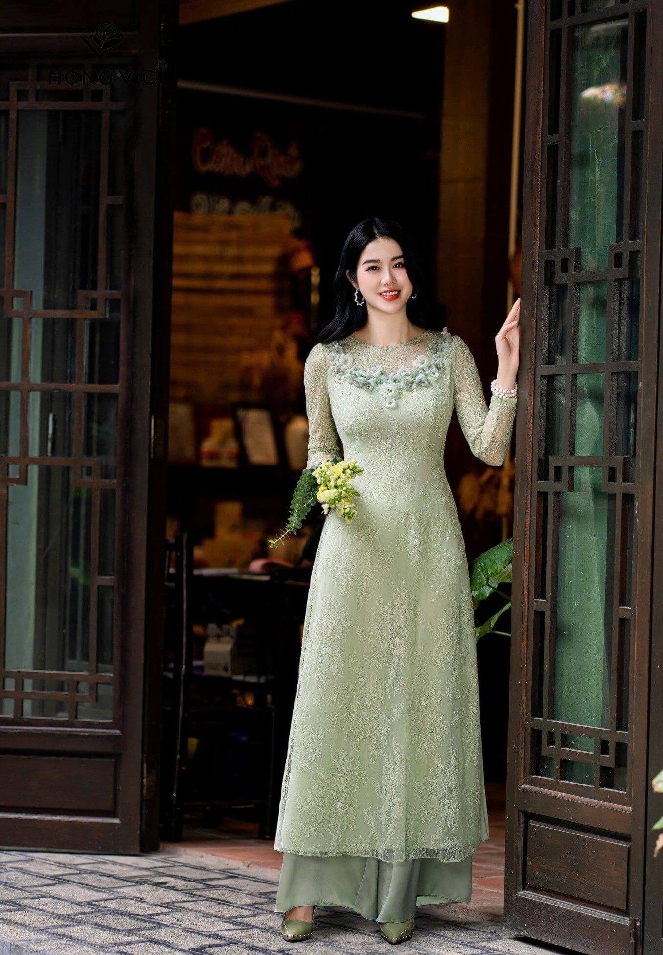 Áo dài ăn hỏi mẹ cô dâu thêu ren