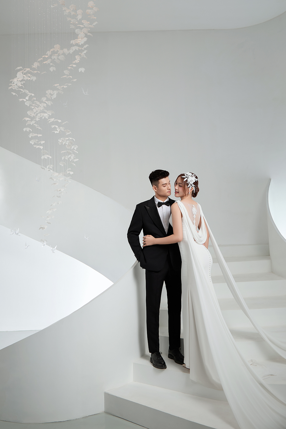 Các tư thế chụp hình cưới đẹp - Hai người nhìn nhau