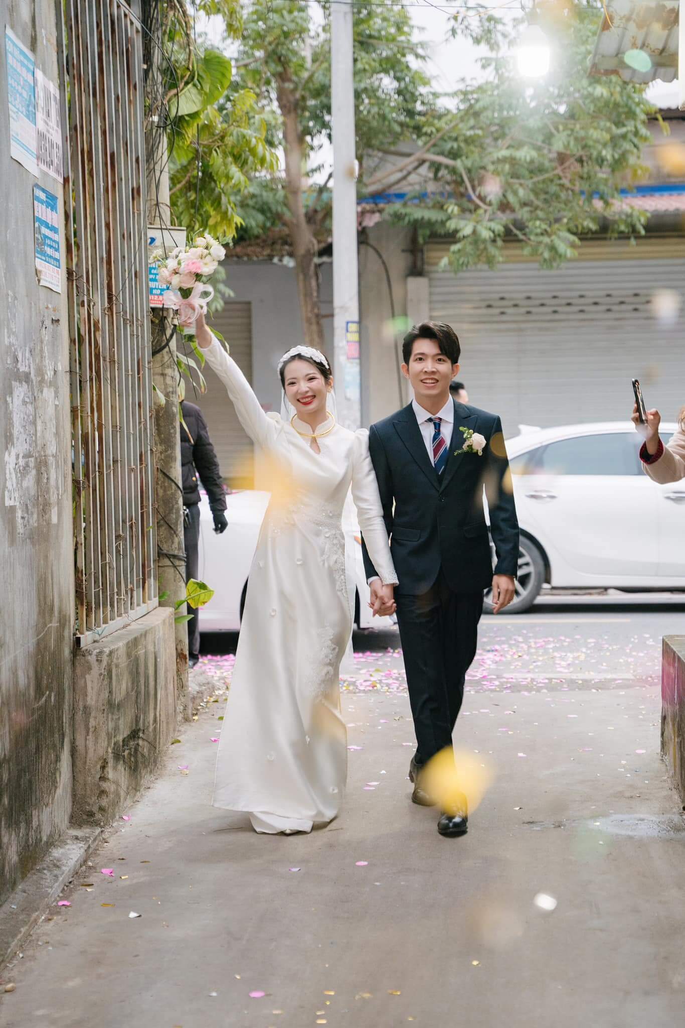 Áo dài trắng cô dâu cách tân