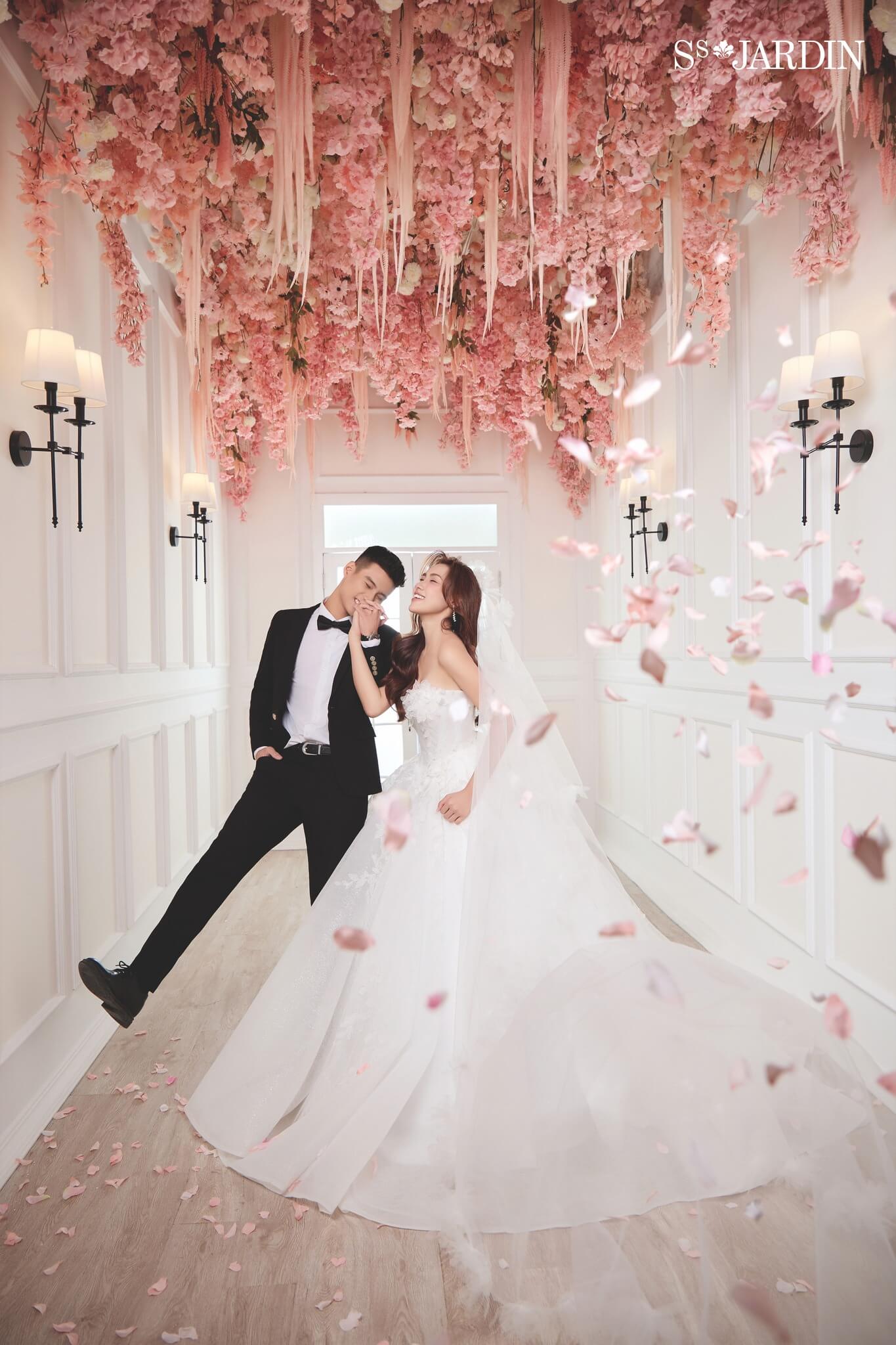 Chọn váy cưới và vest chú rể