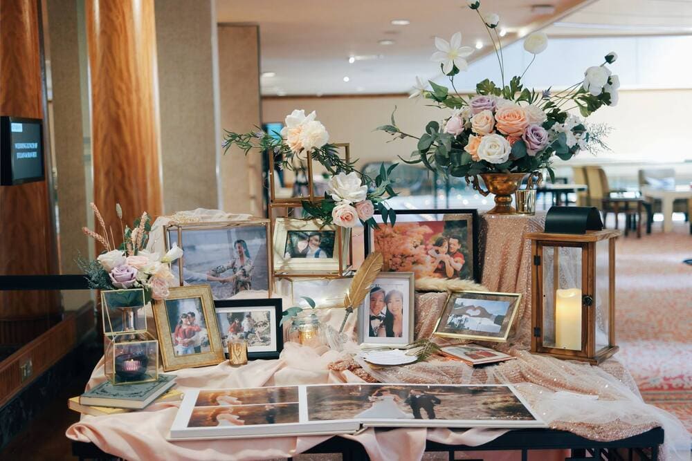 Bàn gallery đám cưới với hoa tươi