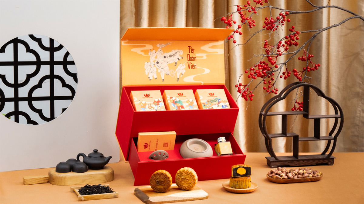 Các hoạt động trung thu - Tặng quà