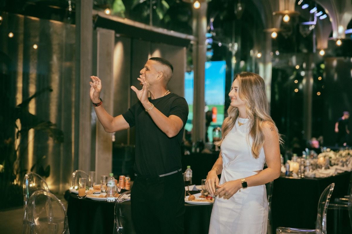 Cách tổ chức sinh nhật bất ngờ - Chọn người đánh lạc hướng