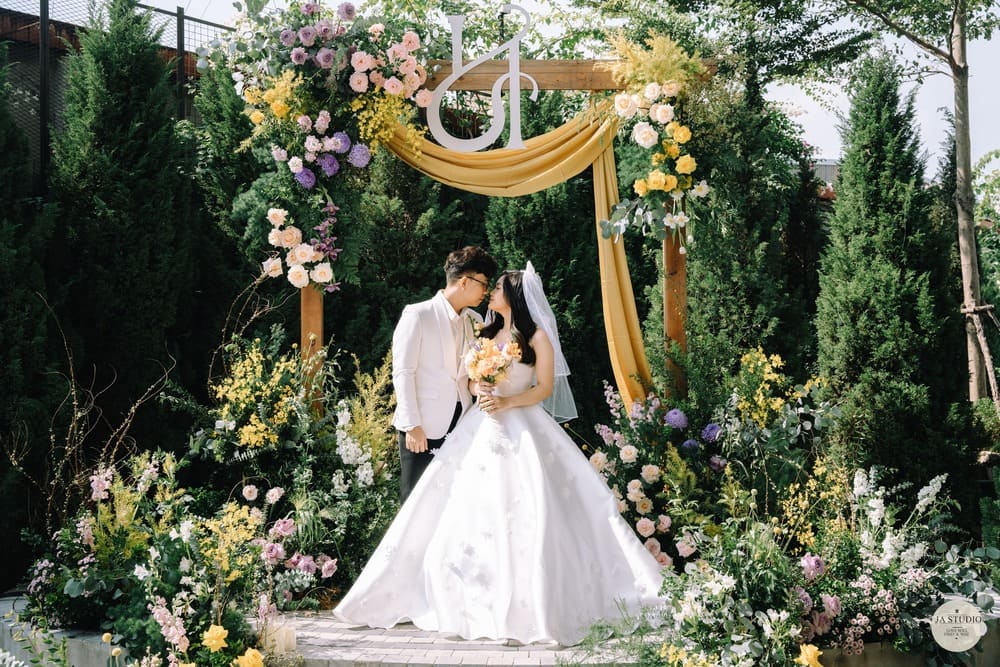 Chi phí tổ chức tiệc cưới ngoài trời: Hướng dẫn chi tiết cho cặp đôi hiện đại