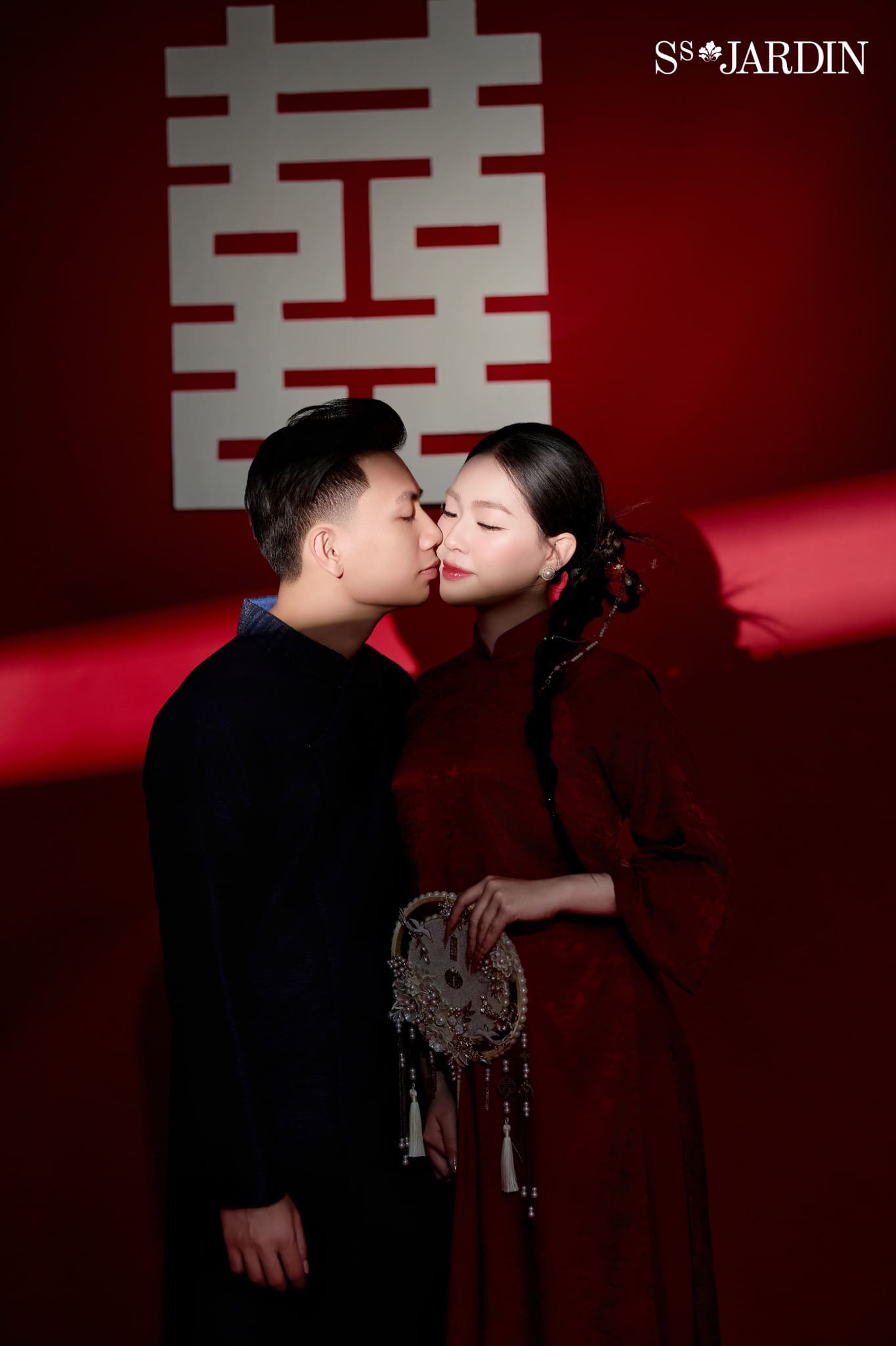 Các cách tạo dáng khi chụp ảnh với áo dài trong studio