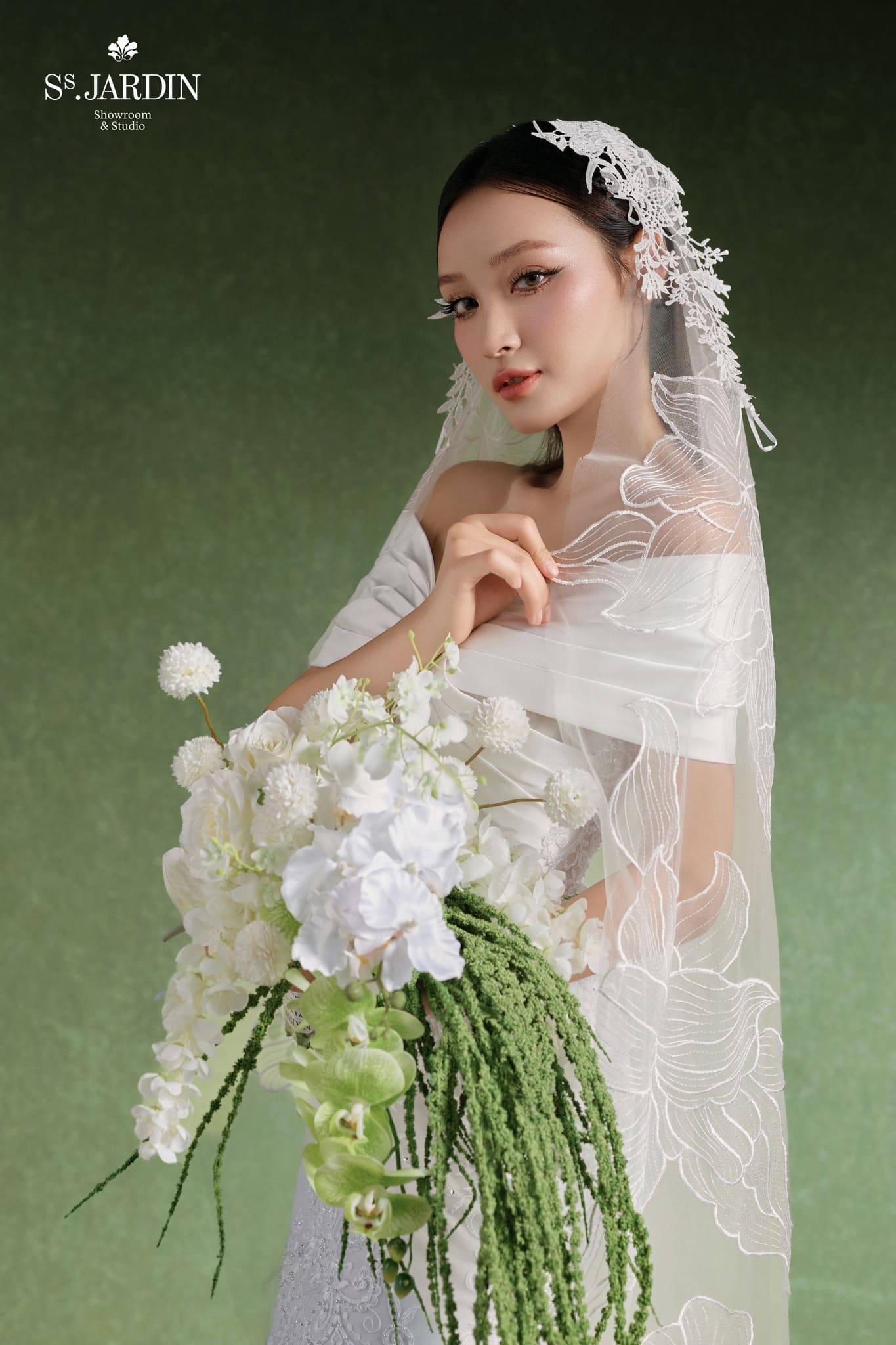 Thuê váy, make up cô dâu sang trọng tại W.Jardin