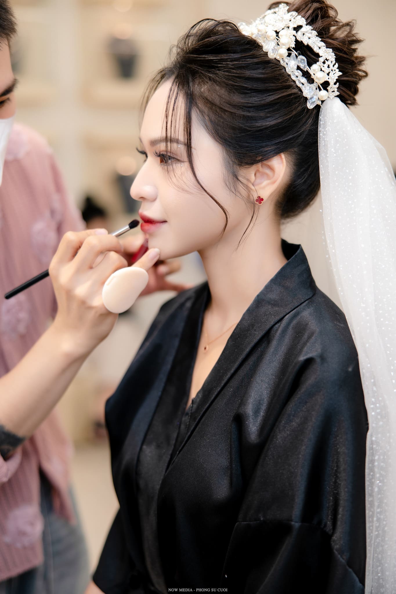 Hướng dẫn các bước makeup tone đỏ cho cô dâu
