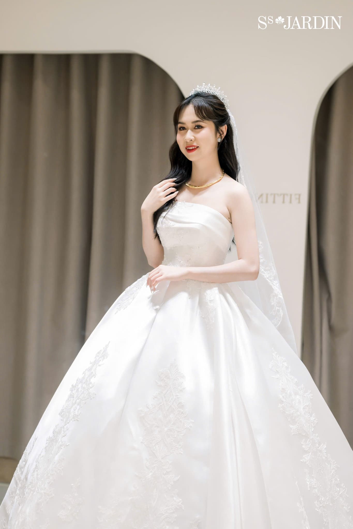 Tóc buộc nửa đầu thanh lịch