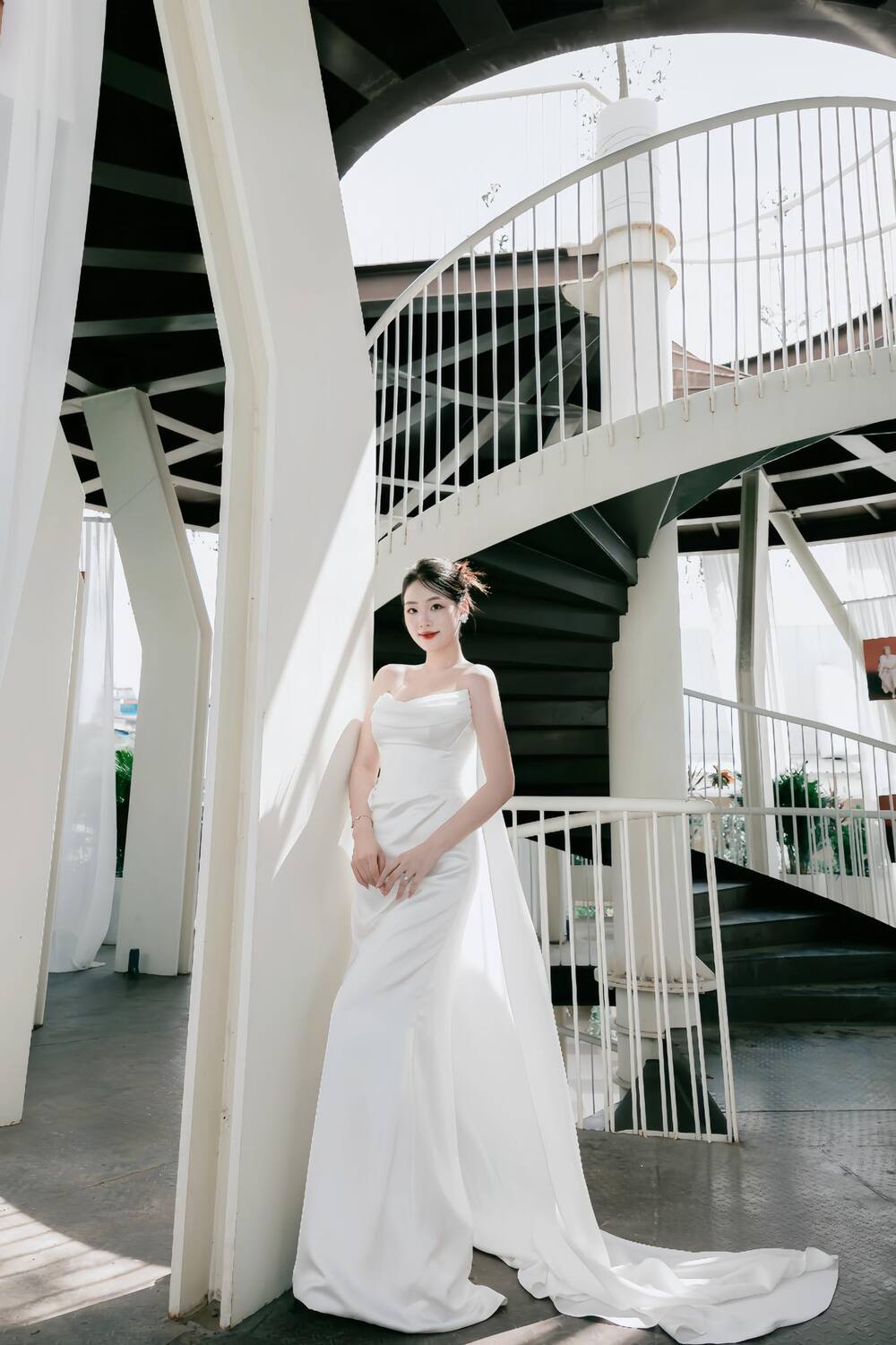 Vẻ đẹp vượt thời gian của áo cưới tối giản