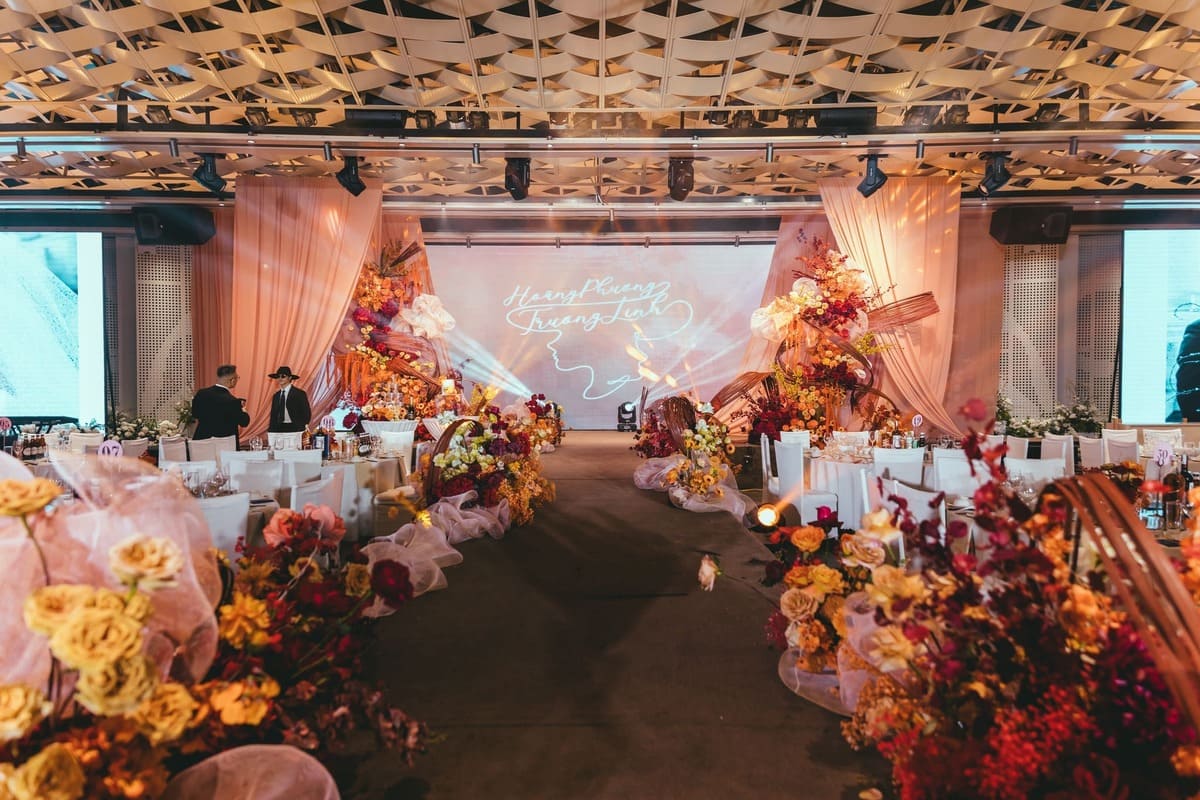 Các mẫu trang trí sân khấu đám cưới