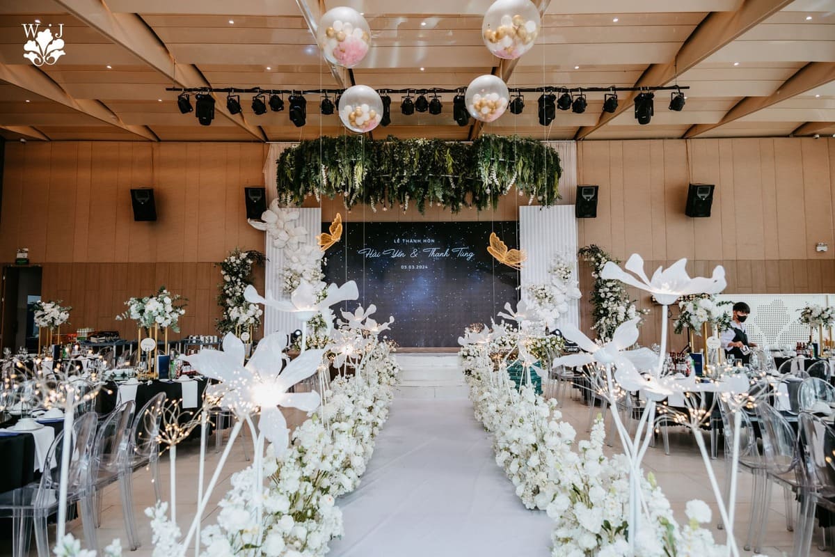 Các mẫu trang trí sân khấu đám cưới