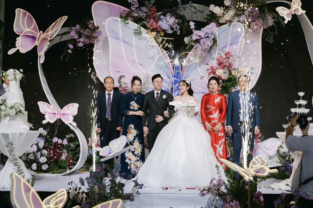 Sân khấu đám cưới tại nhà hàng