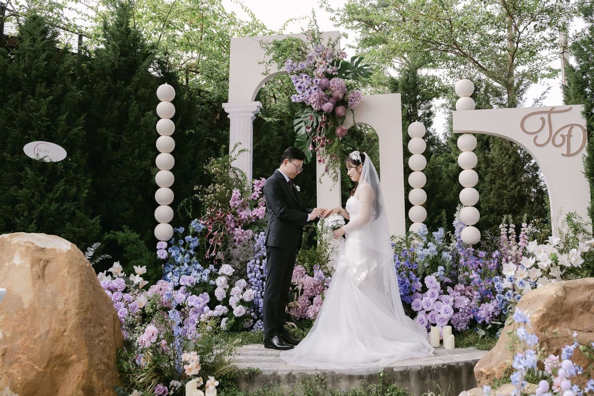 Mẫu sân khấu đám cưới đẹp ngoài trời