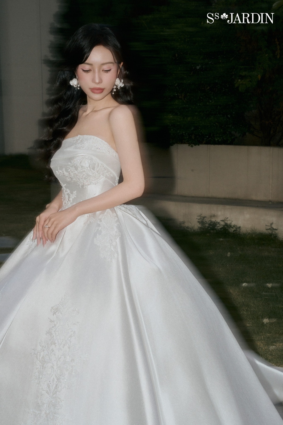 Nghệ thuật phối đồ với váy cưới satin đơn giản