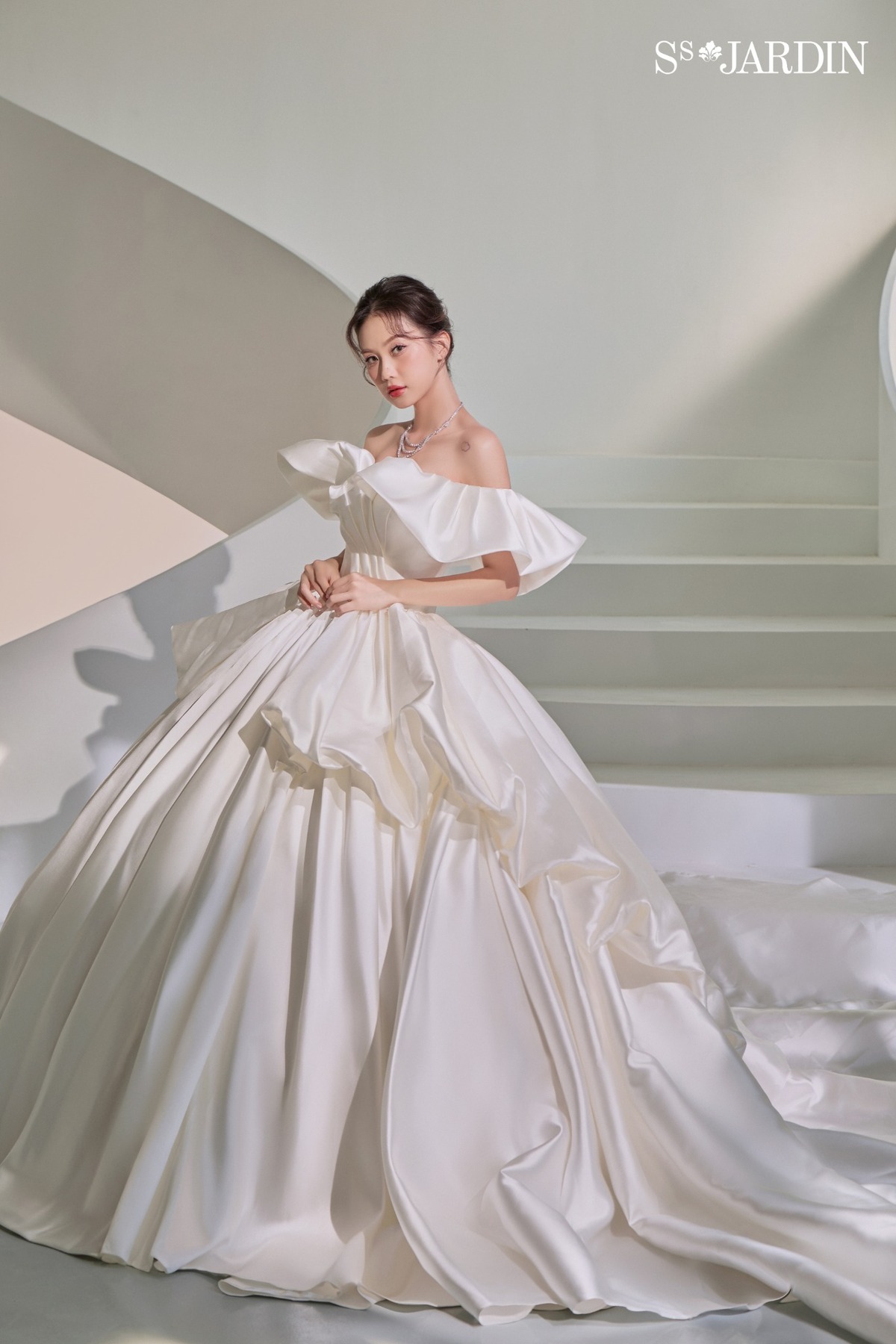 Bí quyết chọn váy cưới satin đơn giản phù hợp