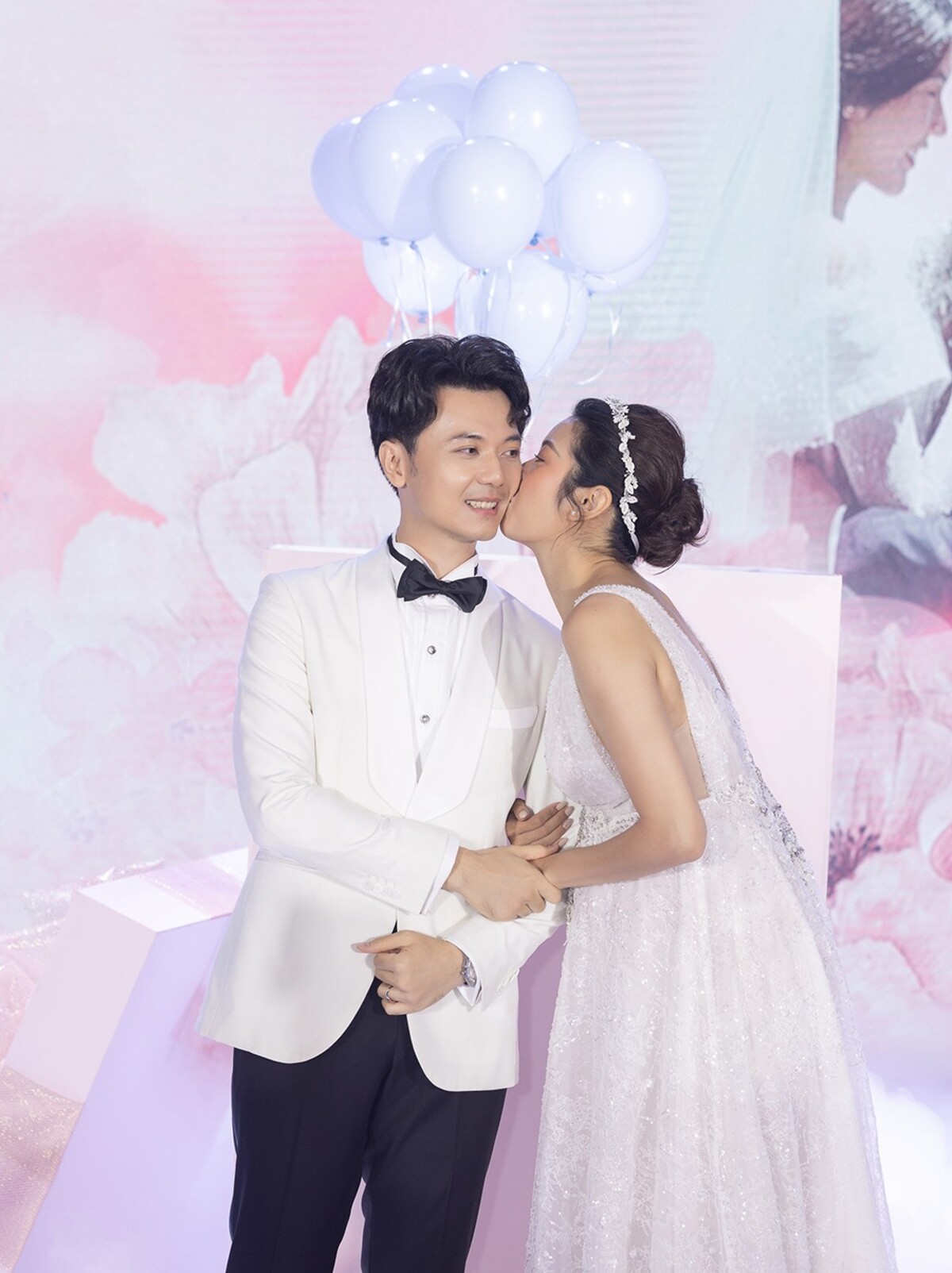 Những kiểu dáng váy cưới lý tưởng cho mẹ bầu 7 tháng