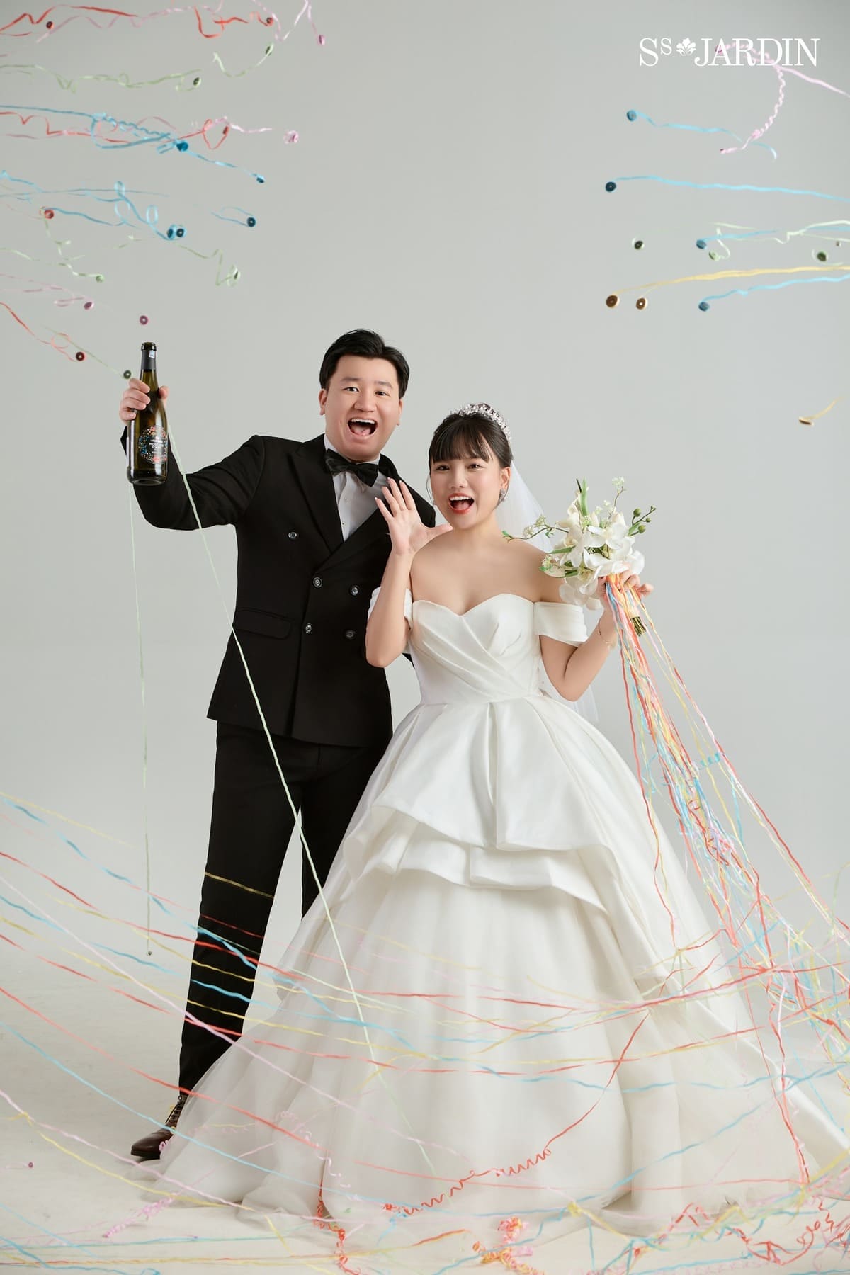Tư thế chụp ảnh cổng cưới