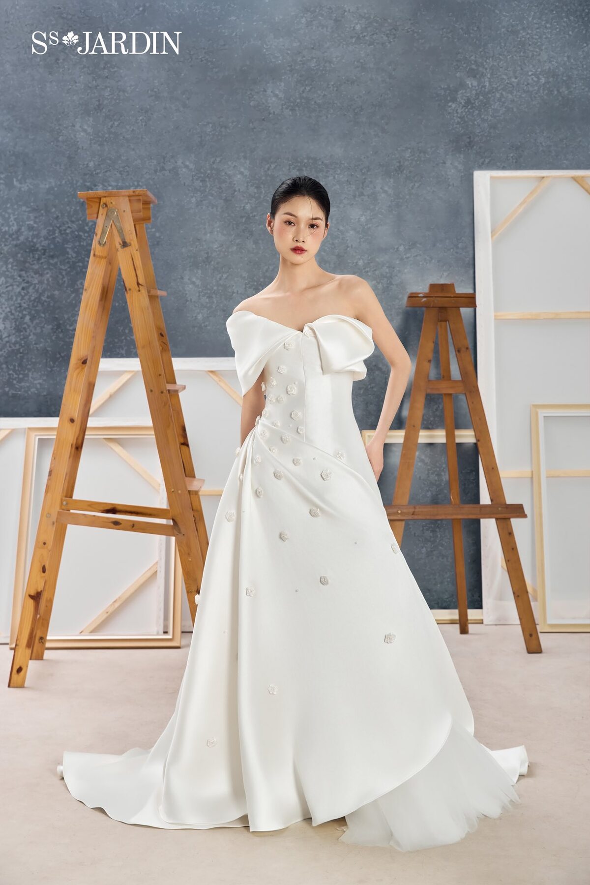 Váy cưới xòe eo thấp