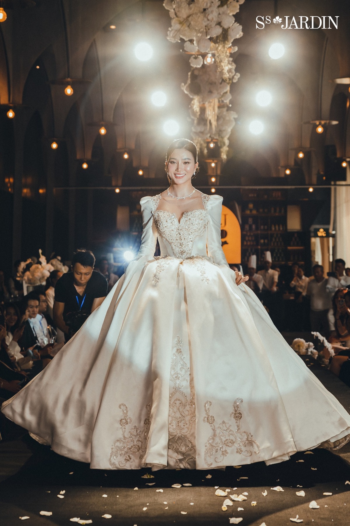 Lựa chọn váy cưới xoè phù hợp với dáng người