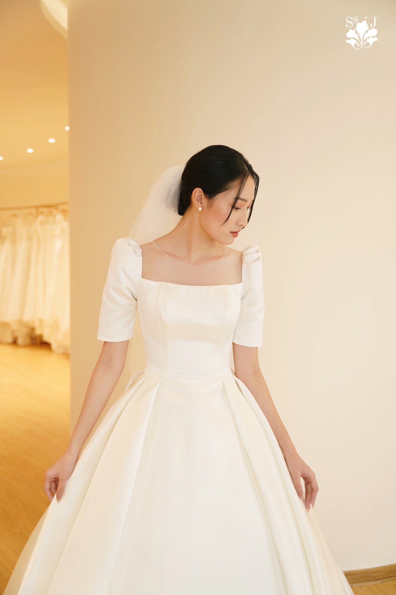 Váy đi bàn cô dâu ngắn – Biểu tượng của vẻ đẹp hiện đại và tinh tế trong tiệc cưới