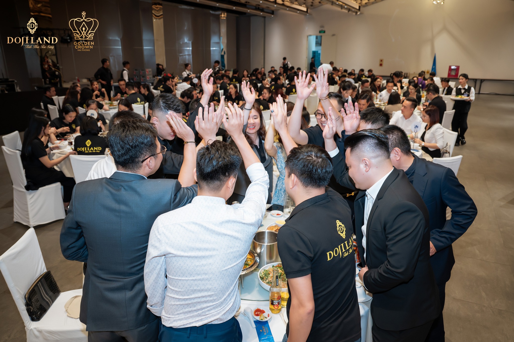 tiệc tất niên tại nhà hàng