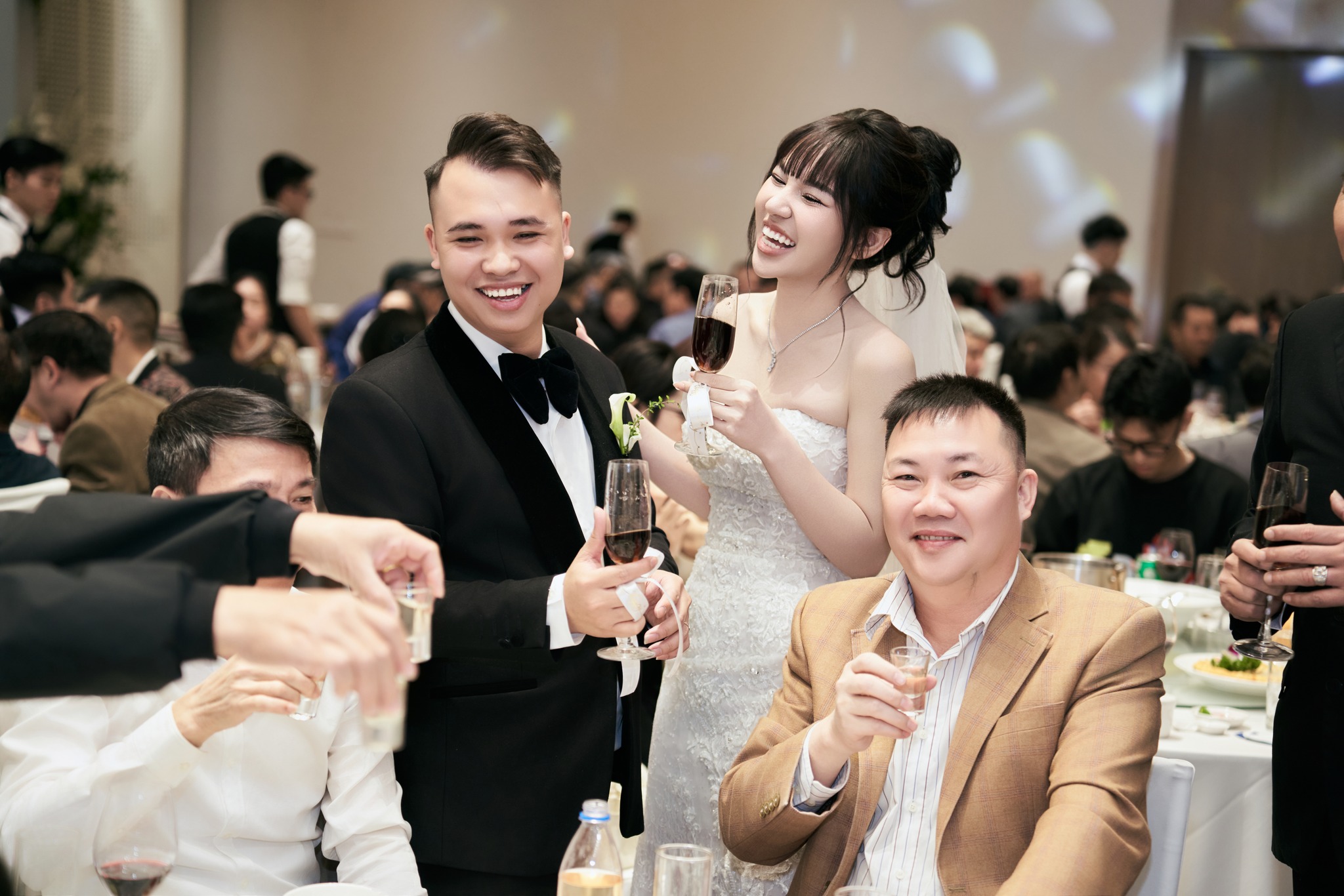 Chọn váy đi bàn cô dâu phù hợp – Bí quyết tỏa sáng trong ngày cưới