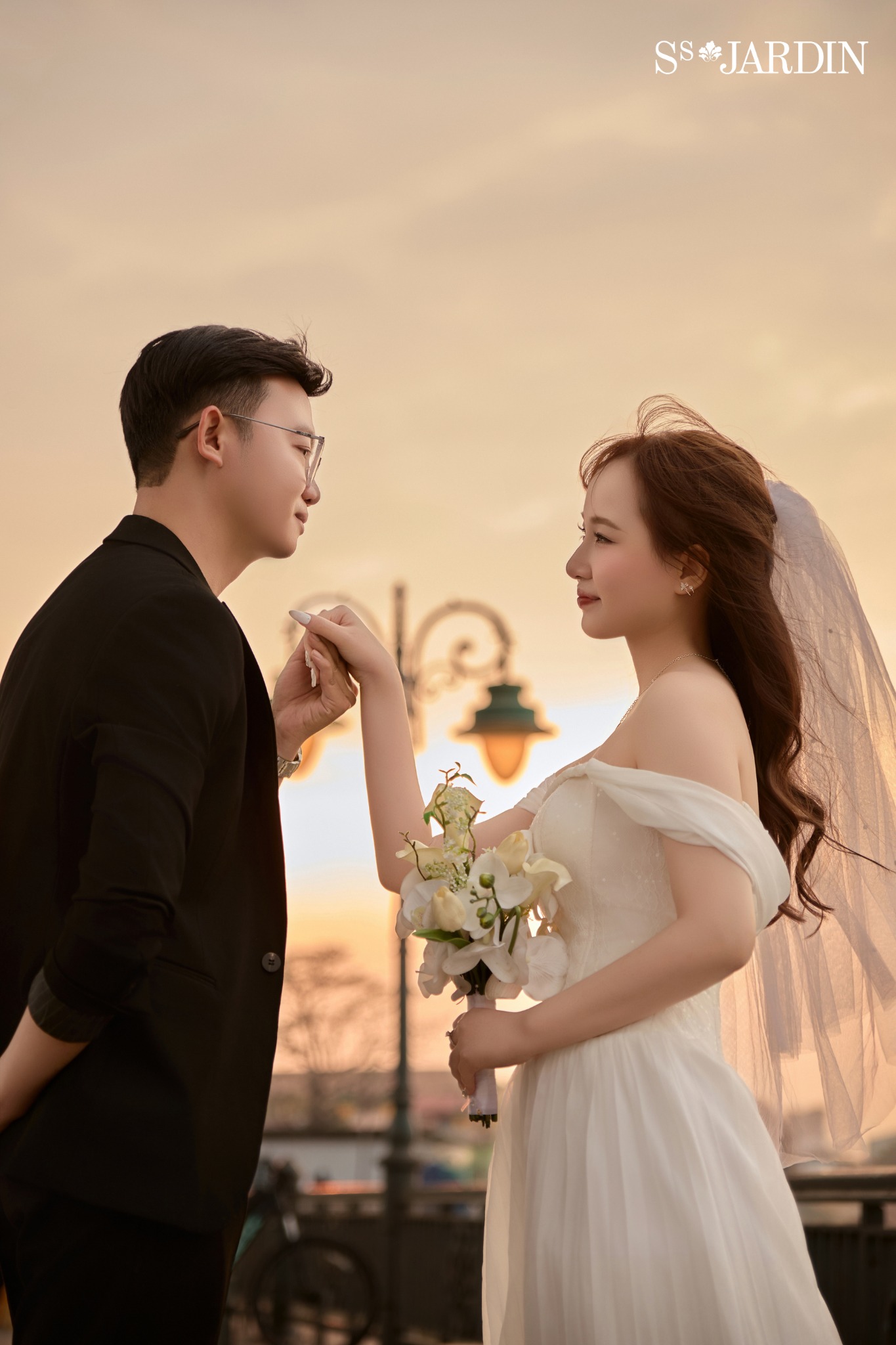 Cách tạo dáng chụp ảnh cưới ngoại cảnh sang chảnh và tự nhiên
