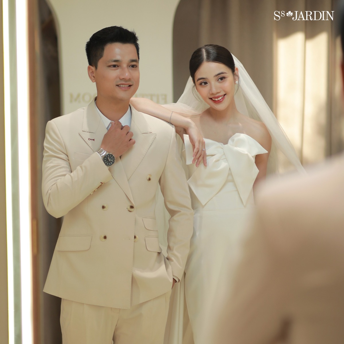 Phụ kiện làm nên điểm nhấn cho búi tóc cô dâu