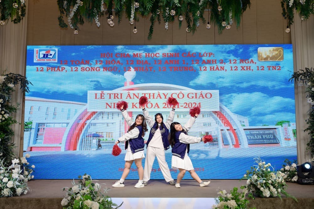 Tổ chức 20/10 cho giáo viên - Văn nghệ