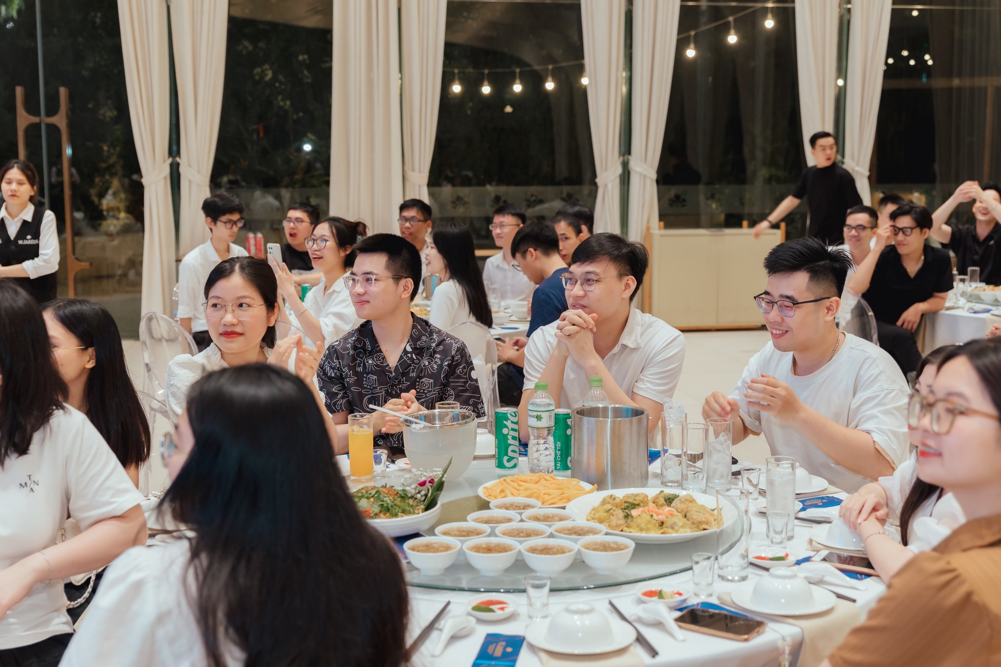 nhà hàng tiệc năm mới
