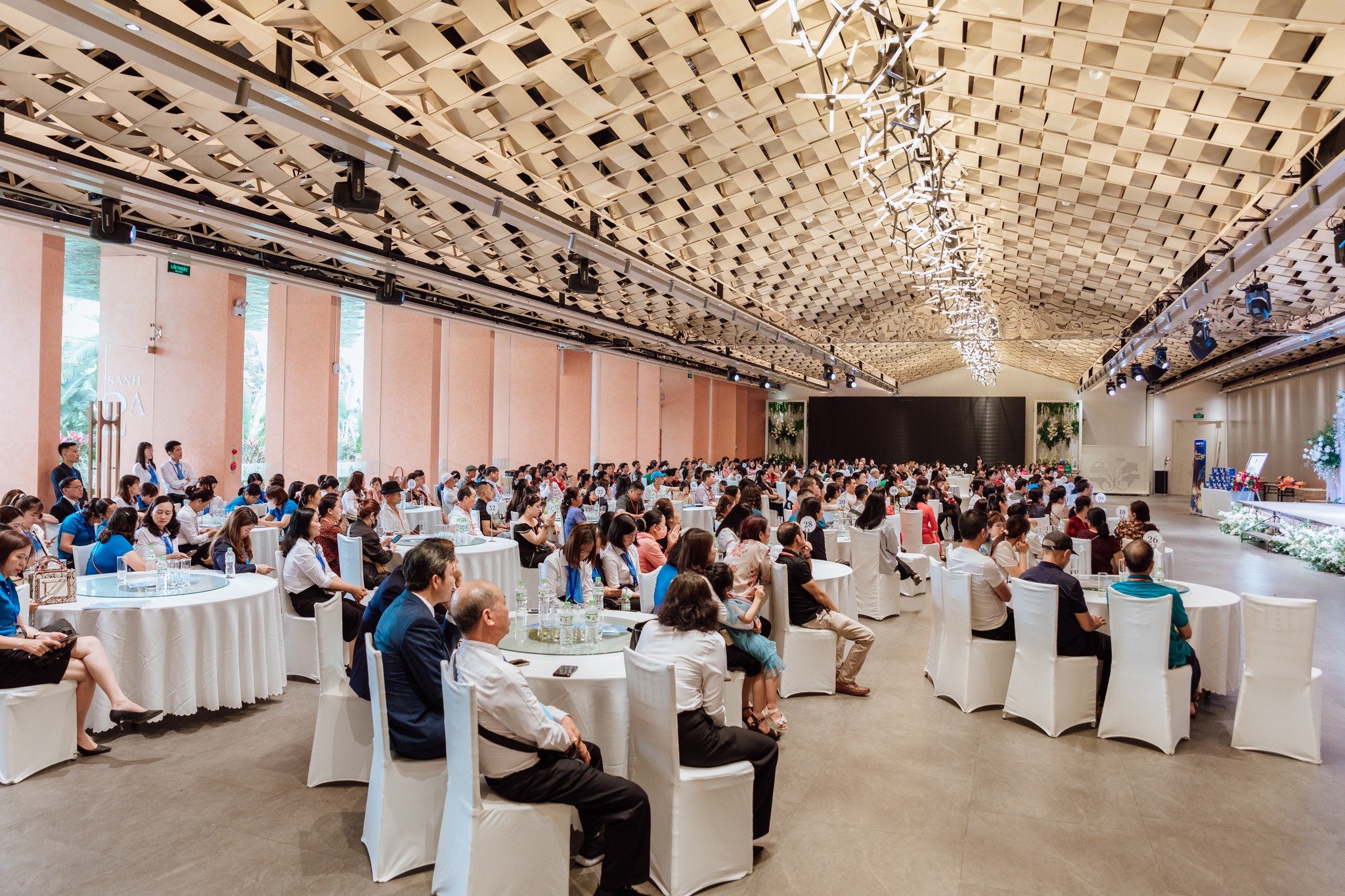 tiệc hội nghị khách hàng