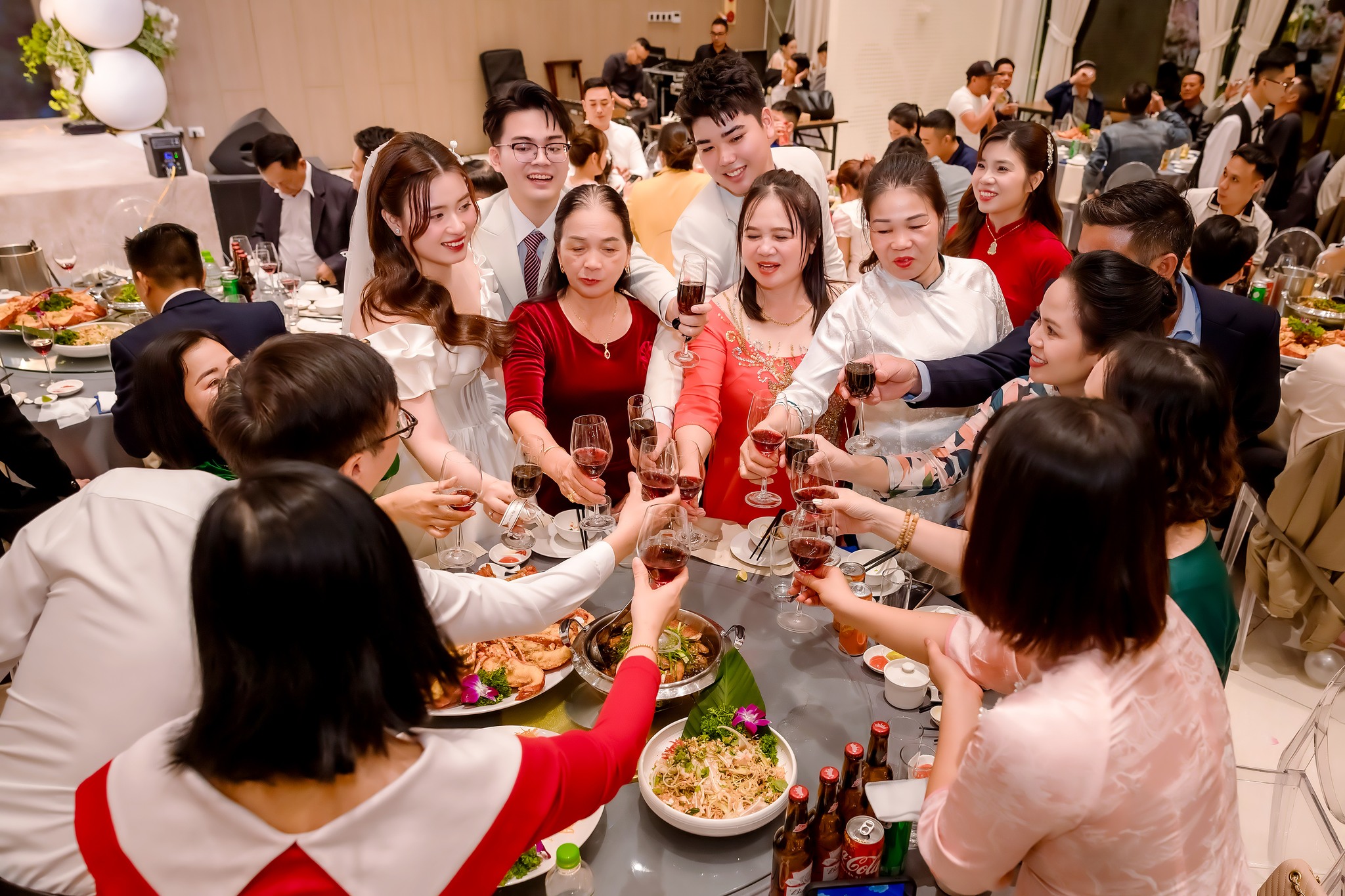 tính bàn tiệc cưới