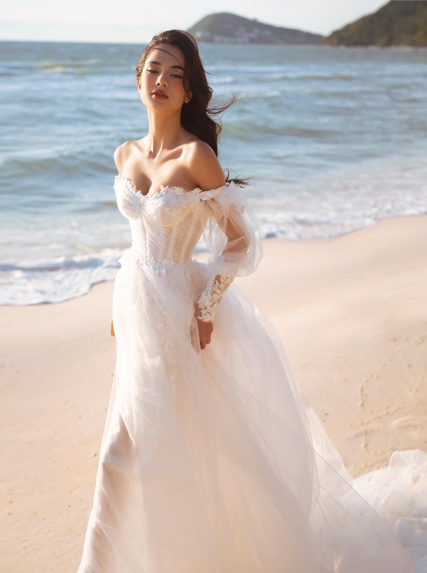 Váy cưới trễ vai dài tay ren tinh xảo, sang trọng