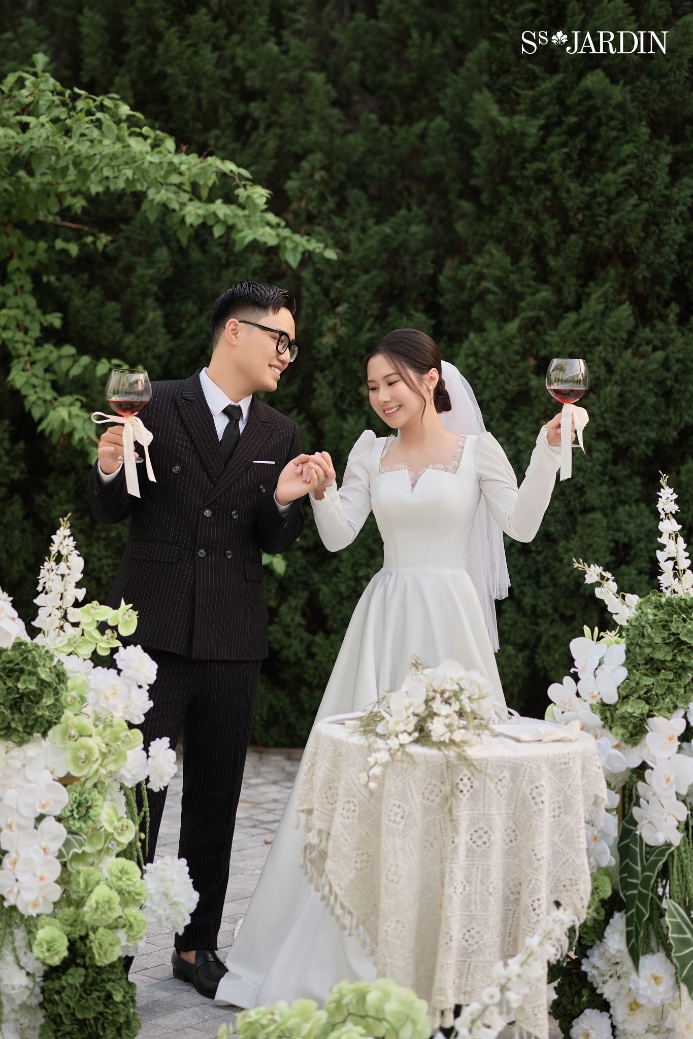 cách treo ảnh cưới phòng ngủ