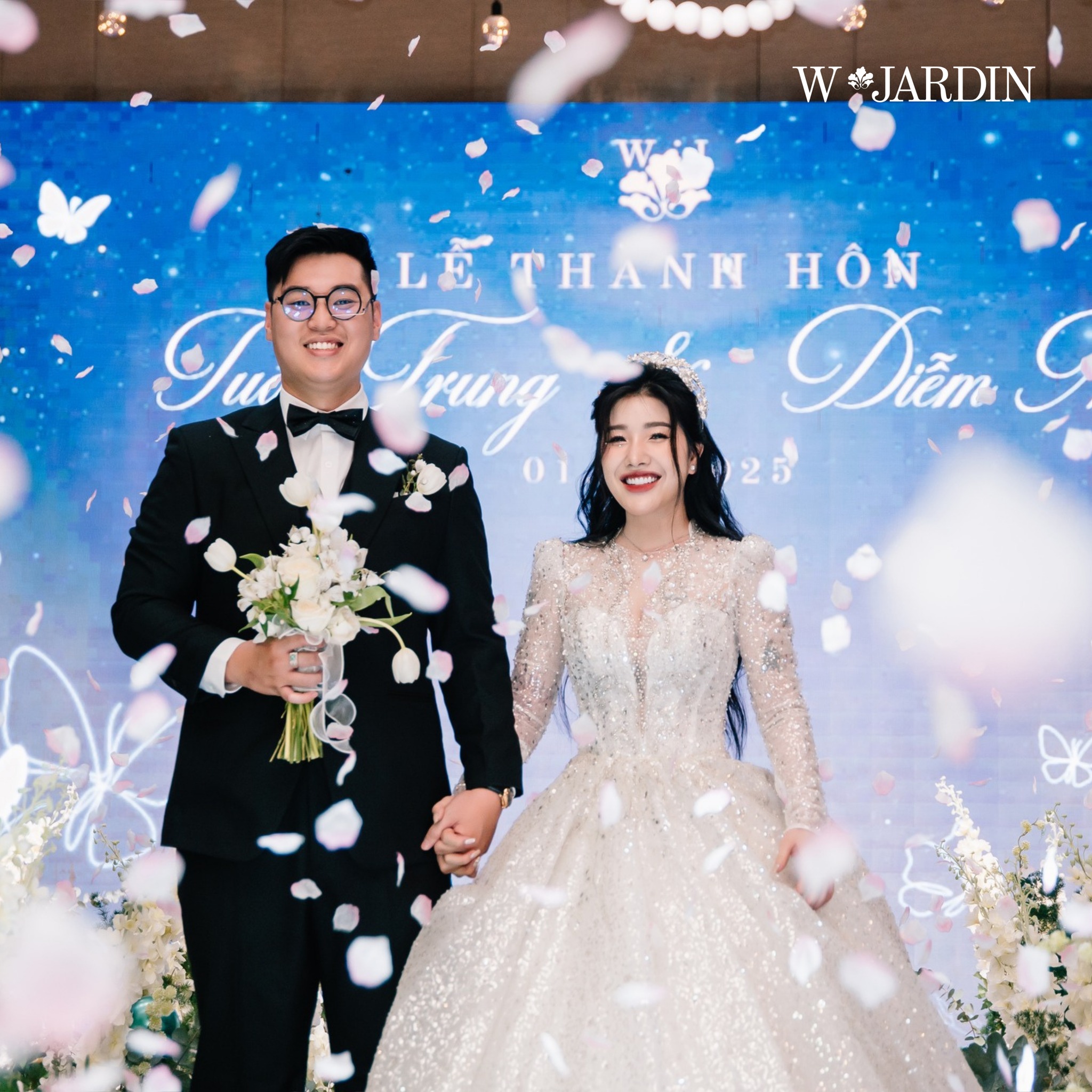 váy cưới công chúa trễ vai