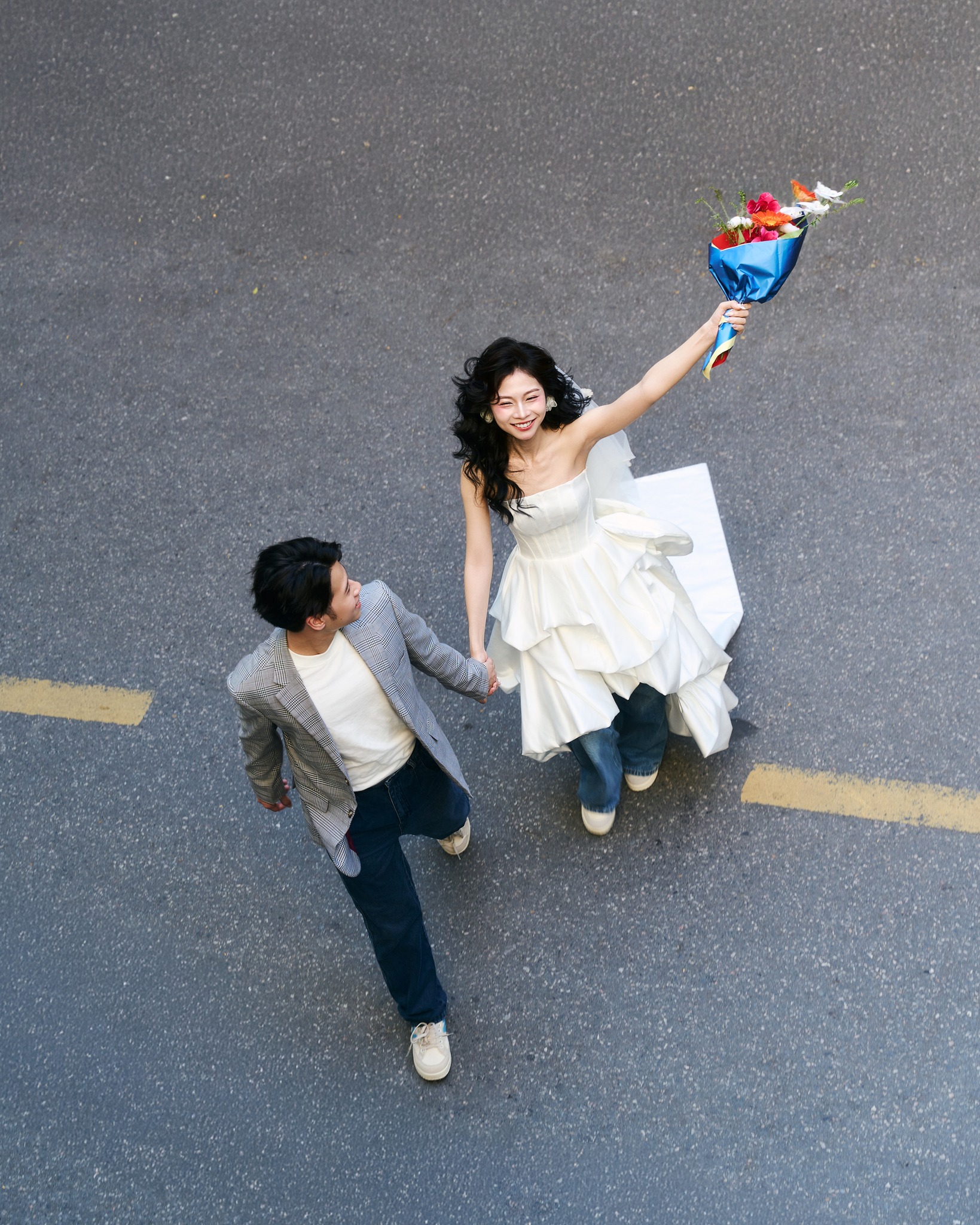 concept chụp ảnh cưới đường phố