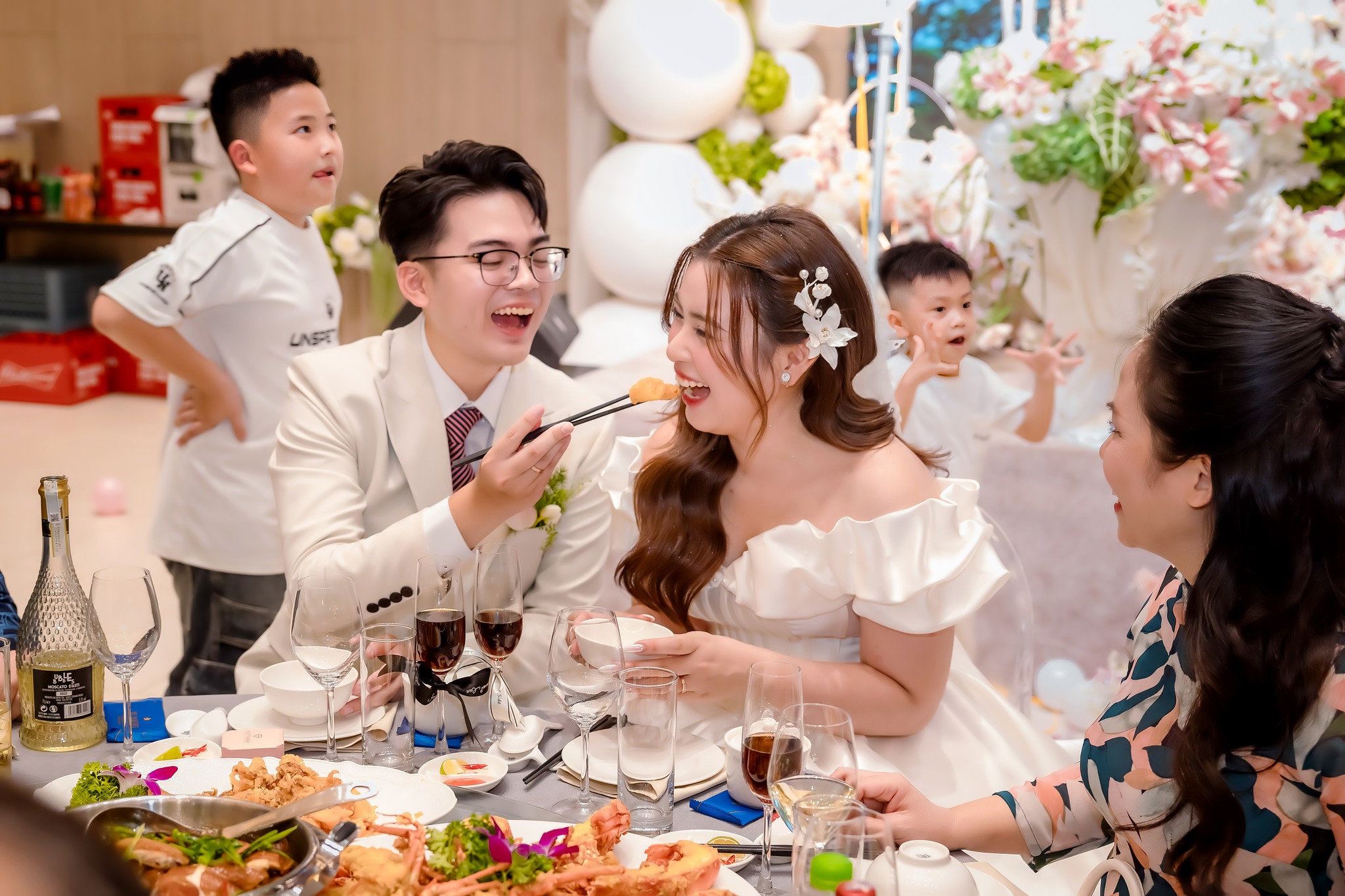 mẫu váy cưới công chúa trễ vai