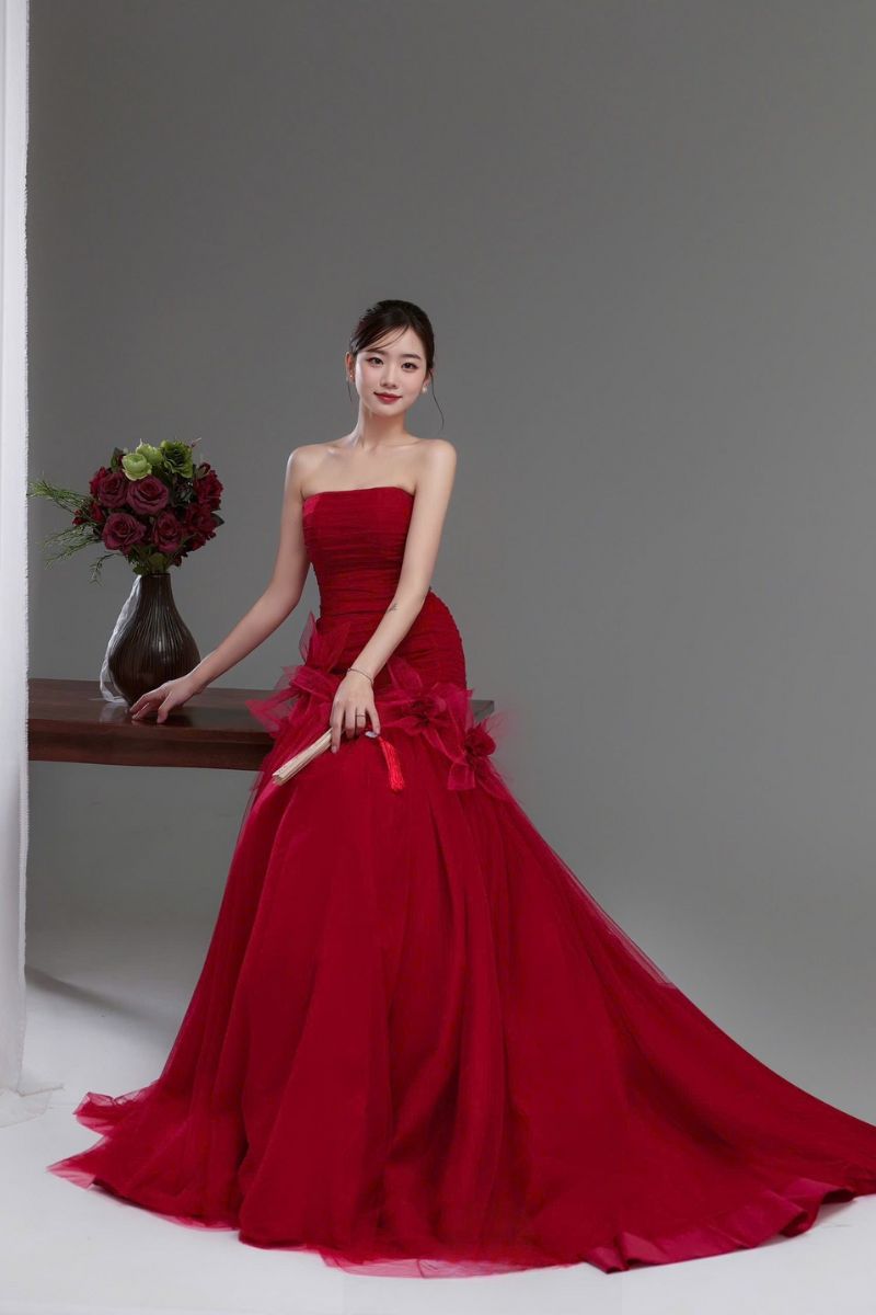 váy đám cưới đuôi cá đỏ