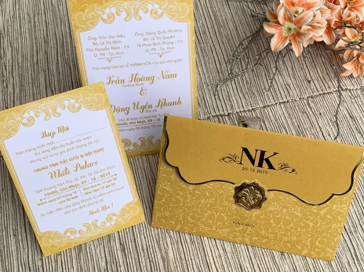 thiệp cưới màu vàng kim