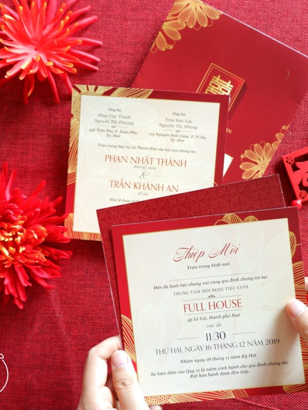 thiệp cưới vuông màu đỏ
