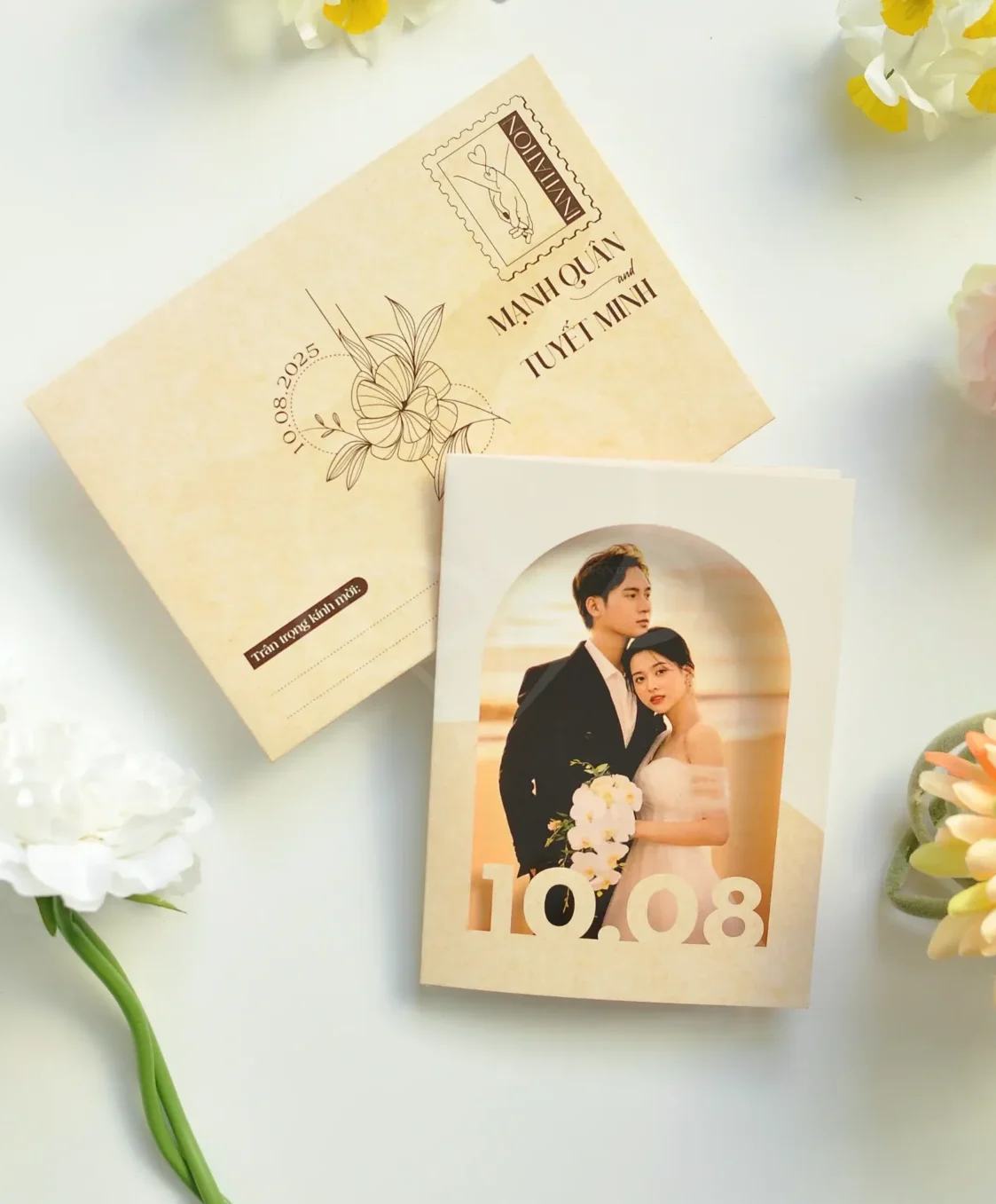 thiệp cưới in hình cô dâu chú rể