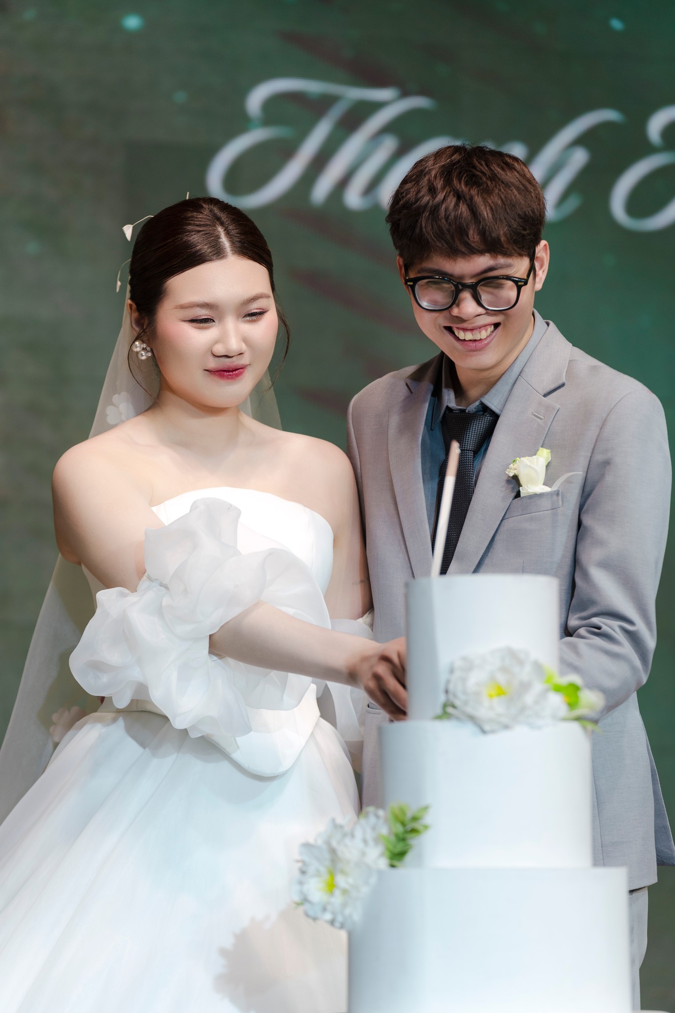 Bánh gato đám cưới đẹp hiện đại tôn vinh tình yêu vĩnh cửu