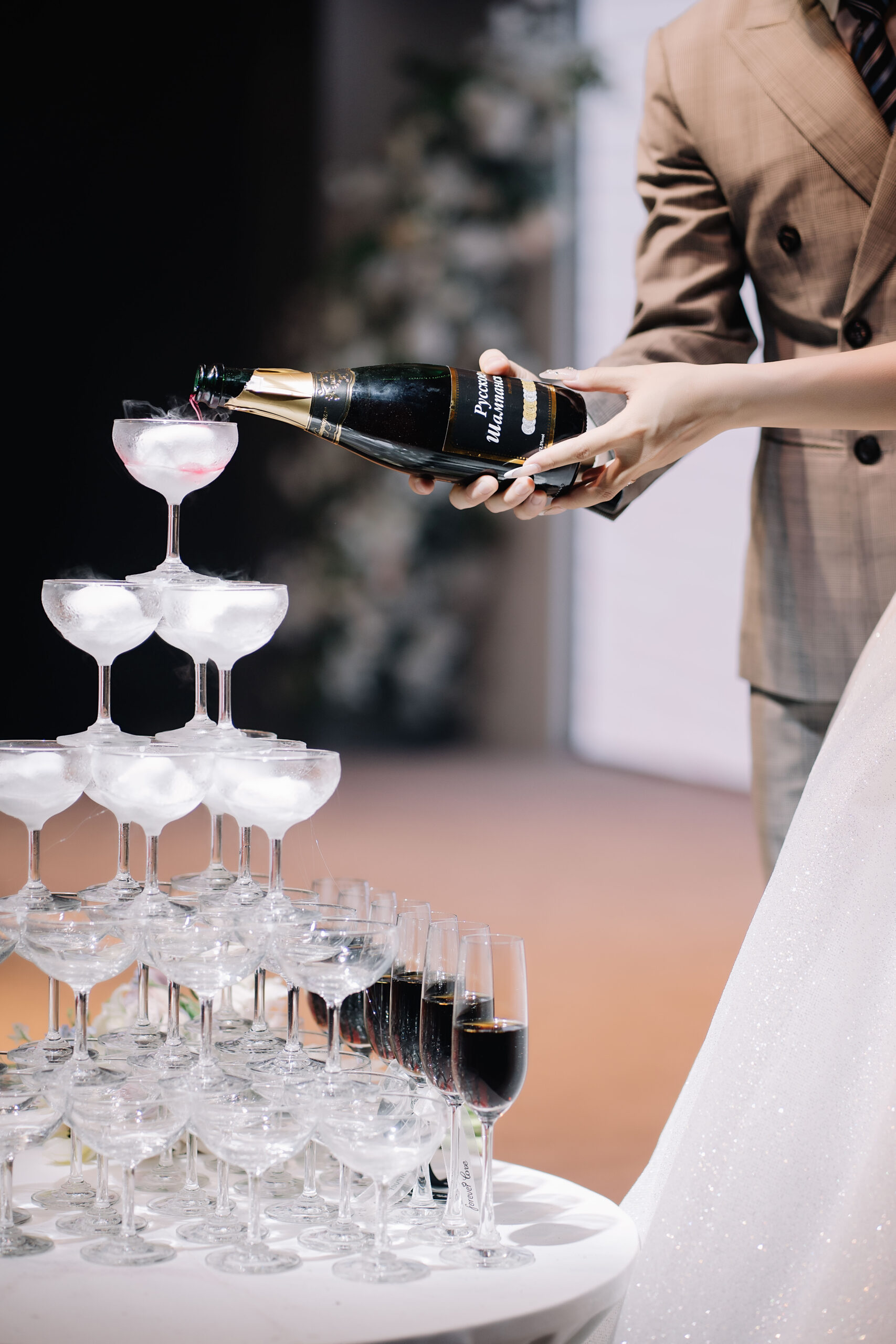 Rượu vang đỏ là đồ uống được ưa chuộng trong các buổi tiệc hay các buổi lễ quan trọng như đám cưới