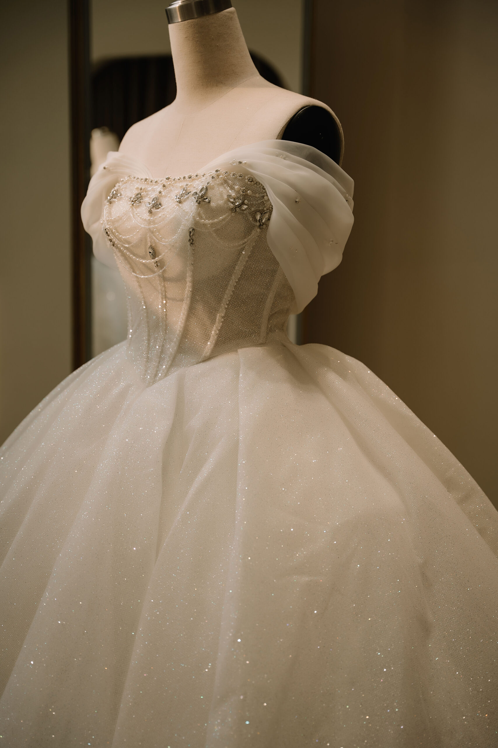 Váy cưới trễ vai là một trong những kiểu dáng váy cưới được các cô dâu yêu thích bởi với thiết kế độc đáo mẫu váy cưới này tạo nên nét đẹp gợi cảm cho cô dâu khi mặc trong ngày cưới trọng đại