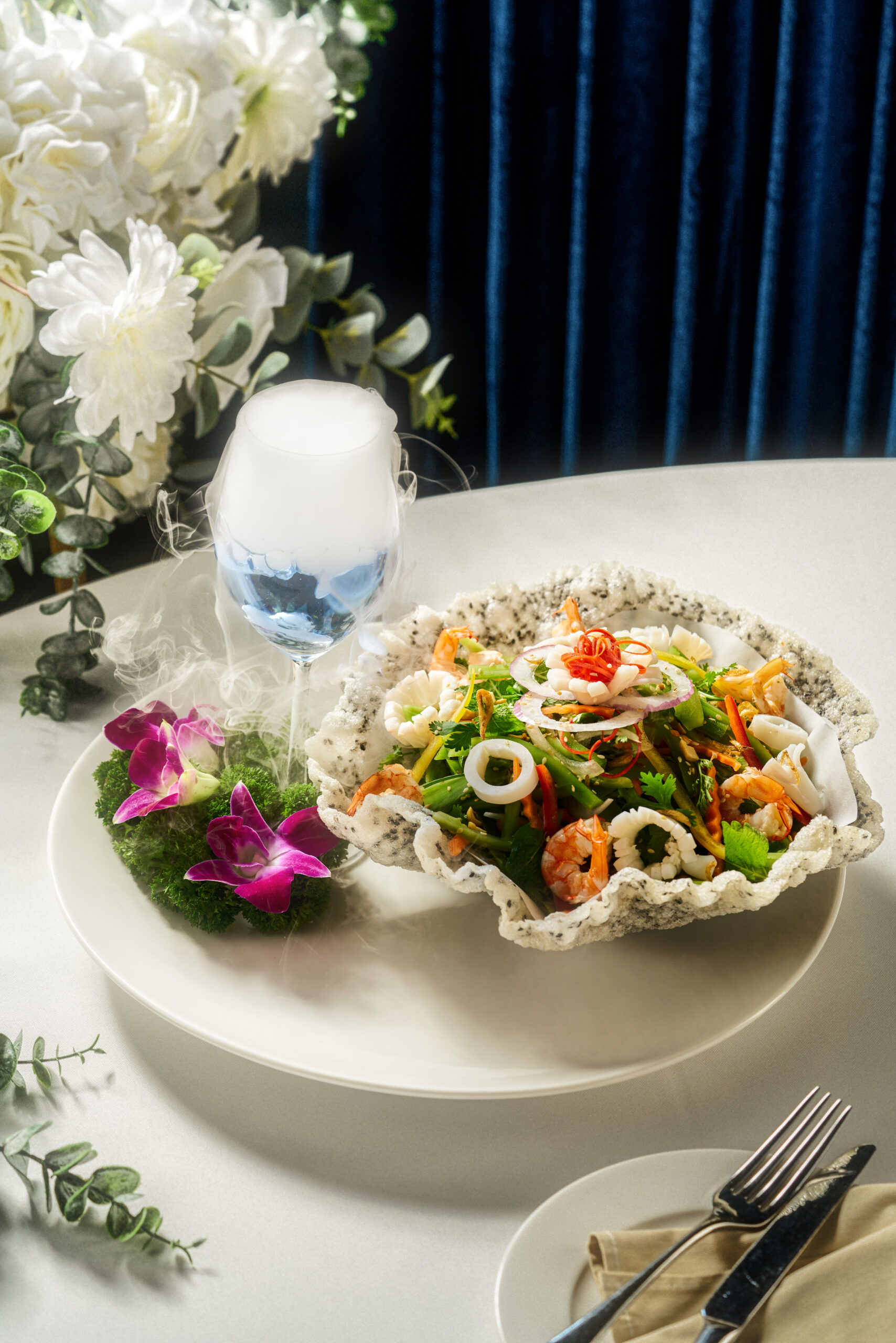Salad tiến vua hải sản là một trong những món ăn thượng hạng không thể thiếu trong menu của trung tâm tiệc cưới W.Jardin