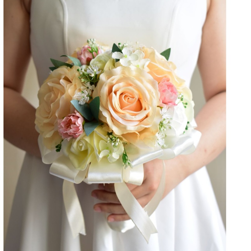 Hoa giả có thể được thiết kế để tạo nên một bó hoa cưới độc đáo và đặc biệt