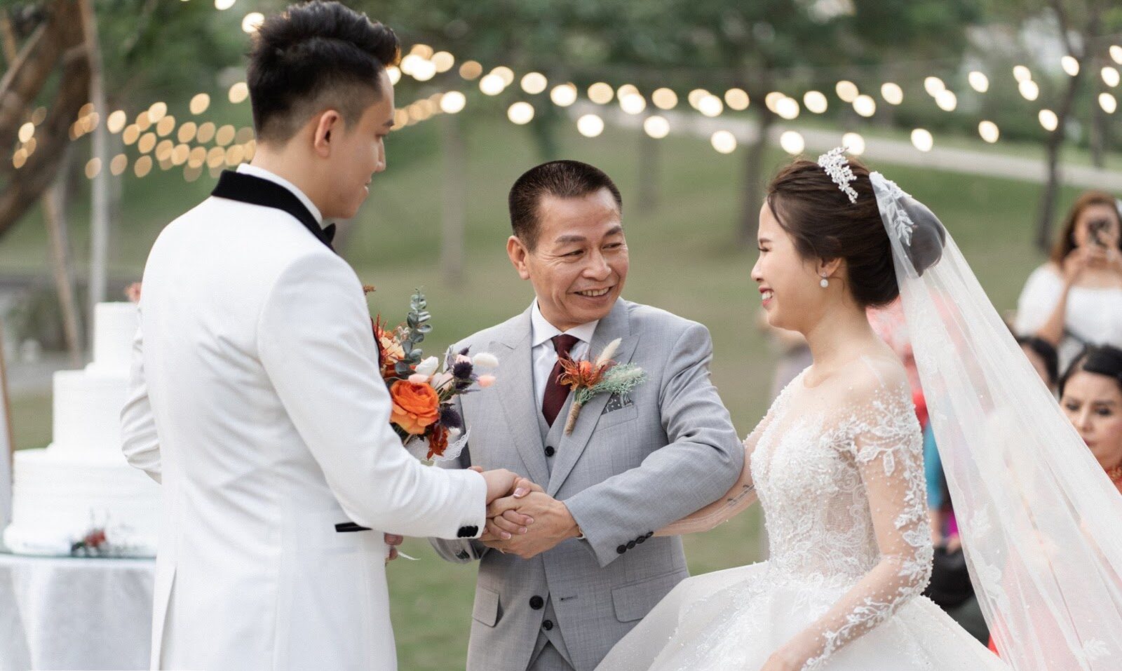 Nghi thức trao tay cô dâu cho chú rể trong lễ cưới là một khoảnh khắc đầy ý nghĩa