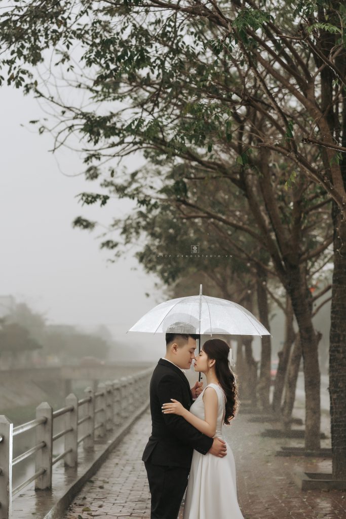 Chụp ảnh cưới dưới mưa - phong cách nhẹ nhàng cho cặp đôi