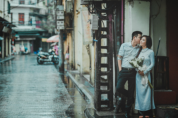 Chụp ảnh cưới dưới mưa với trang phục truyền thống